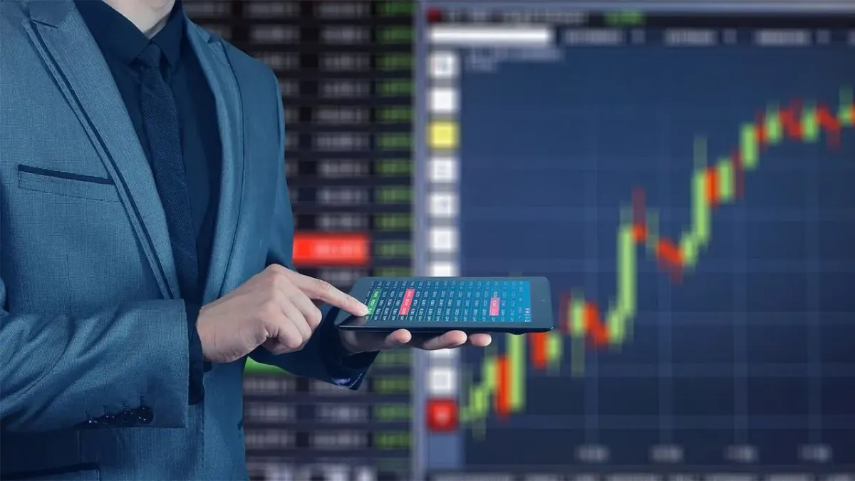 Persona usando una tablet con gráfico financiero, representando el trading con brókers como Oanda en México Persona usando una tablet con gráfico financiero, representando el trading con brókers como Oanda en México